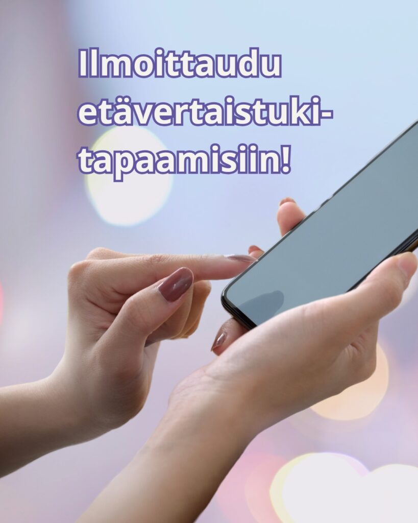 Kuvassa naisoletetun henkilön kädet ja älypuhelin. Kuvan ylhäällä lukee teksti: "Ilmoittaudu etävertaistukitapaamisiin". Tämän kuvan kautta aukeaa linkki forms-kyselyyn.